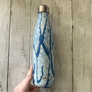 PREOWNED SWELL BOTTLE 25 OUNCE BLUE WHITE DESIGN WITH LID